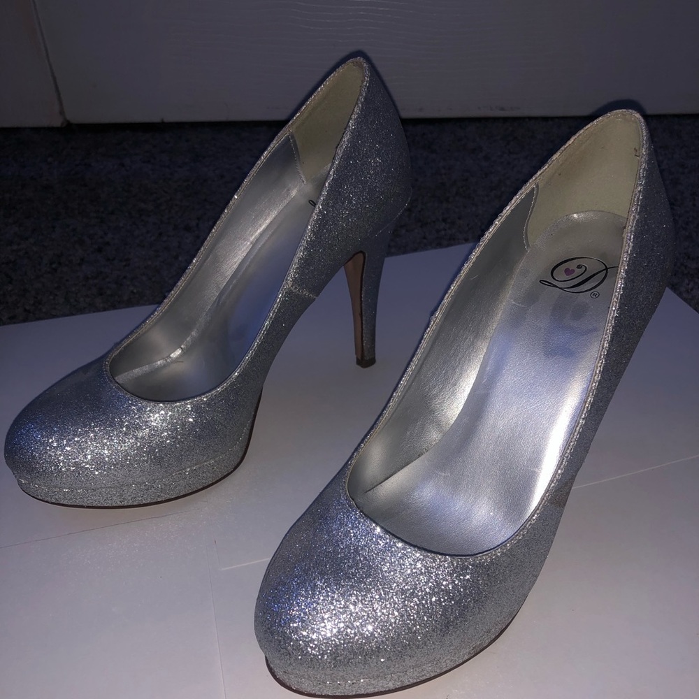 Heart In D 3.5 inch heels; size 7.5